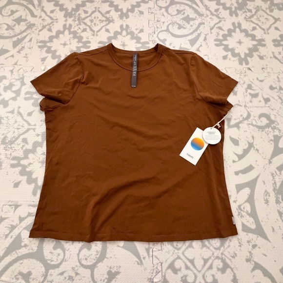 Vuori Tops - Vuori NEW TSHIRT SIZE XL S/S Feather Classic Tee Rum WOMENS NWT Rust Brown Color